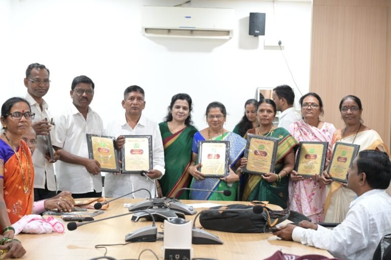 उप मुख्य कार्यकारी अधिकारी अविनाश फडतरे यांच्या हस्ते सेवानिवृत्त होणाऱ्या १२ कर्मचाऱ्यांचा सन्मान