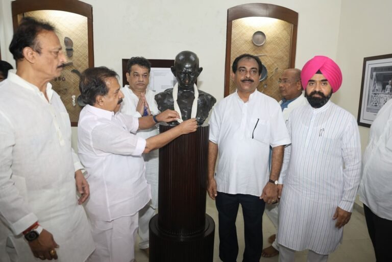 गांधी जयंतीनिमित्त मणिभवनला भेट देऊन काँग्रेस नेत्यांचे गांधींजींना अभिवादन