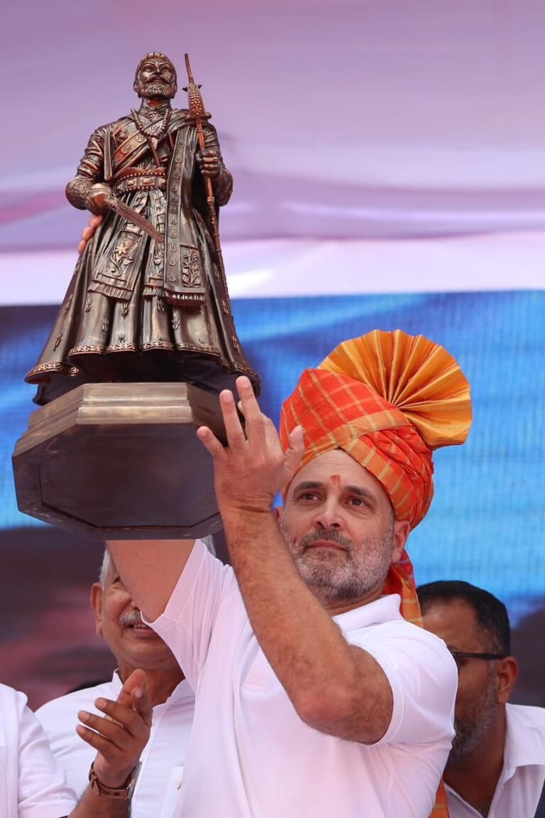 राहुल गांधींच्या हस्ते छत्रपती शिवाजी महाराजांच्या पूर्णाकृती पुतळ्याचे अनावरण