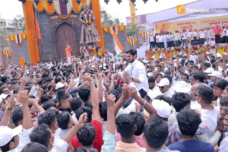 राहुल गांधींनी राजर्षी शाहू महाराजांच्या समाधीस्थळी जाऊन केले अभिवादन
